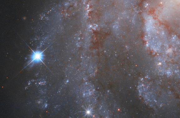 Leuchtkräftige Sternexplosionen, wie jene in der Galaxie NGC 2525 in rund 70 Millionen Lichtjahren Entfernung, sind ein spektakuläres Schauspiel der Endphasen der Sternentwicklung.  Gammastrahlenbursts gehören in diese Kategorie und können noch viel leuchtkräftiger sein.