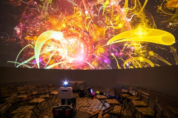 Präsentation der explodierenden Erde im mobilen Planetarium Jena zur LNDW Jena 2022