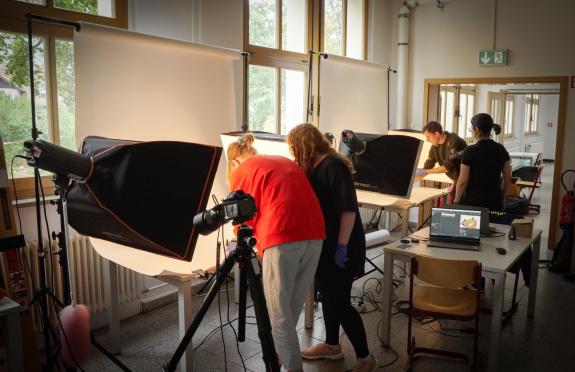 Studierende bei der Objektdigitalisierung in der Sammlung wissenschaftlicher und technischer Geräte zur Physik der Universität Jena