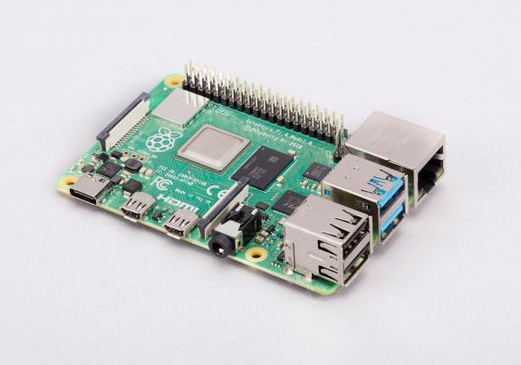 Foto des Einplatinenrechners Raspberry Pi 4 Model B: eine Leiterplatte mit verschiedenene Chips und Steckerbuchsen.