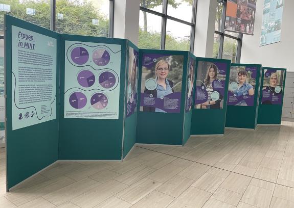 Plakatwand mit Informationen zu Frauen in MINT Studiengängen