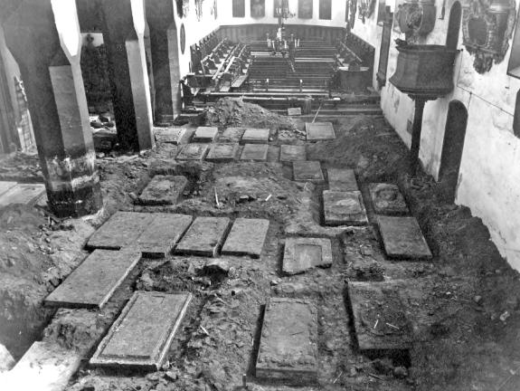  Blick in das Schiff der Kollegienkirche während der Renovierungsarbeiten 1936. Im Vordergrund sind die freigelegten Grabplatten gut erkennbar. (Foto: Sammlung Ur- und Frühgeschichte).